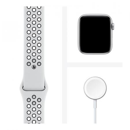 Apple Watch Nike SE (2020), 44 мм корпус из алюминия серебристого цвета, спортивный ремешок Nike цвета «чистая платина/чёрный»